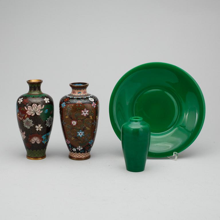 FAT samt VASER, 3 st, cloisonné och glas, orientaliska, 1900-tal.