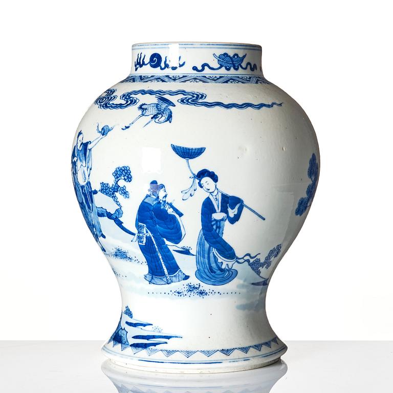 A blue and white vase, Qing dynasty, 19th Century.