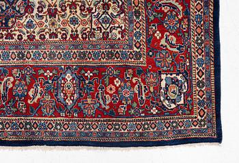 A Sarough carpet, approx. 333 x 210 cm.
