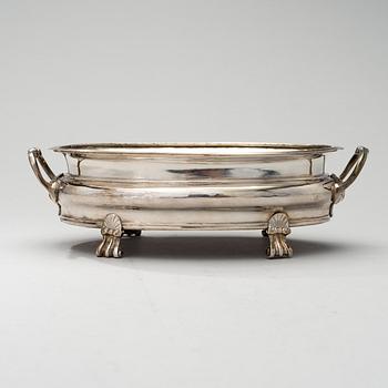 SKÅL MED HÄNKLAR, silver, Paris 1722-1727, Charles Cordier, vikt 606 g.