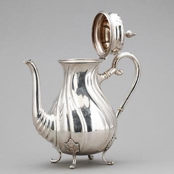 KAFFEKANNA, rokoko stil, silver, Johannes Siggaard, Danmark 1937. Vikt ca 631 gram.