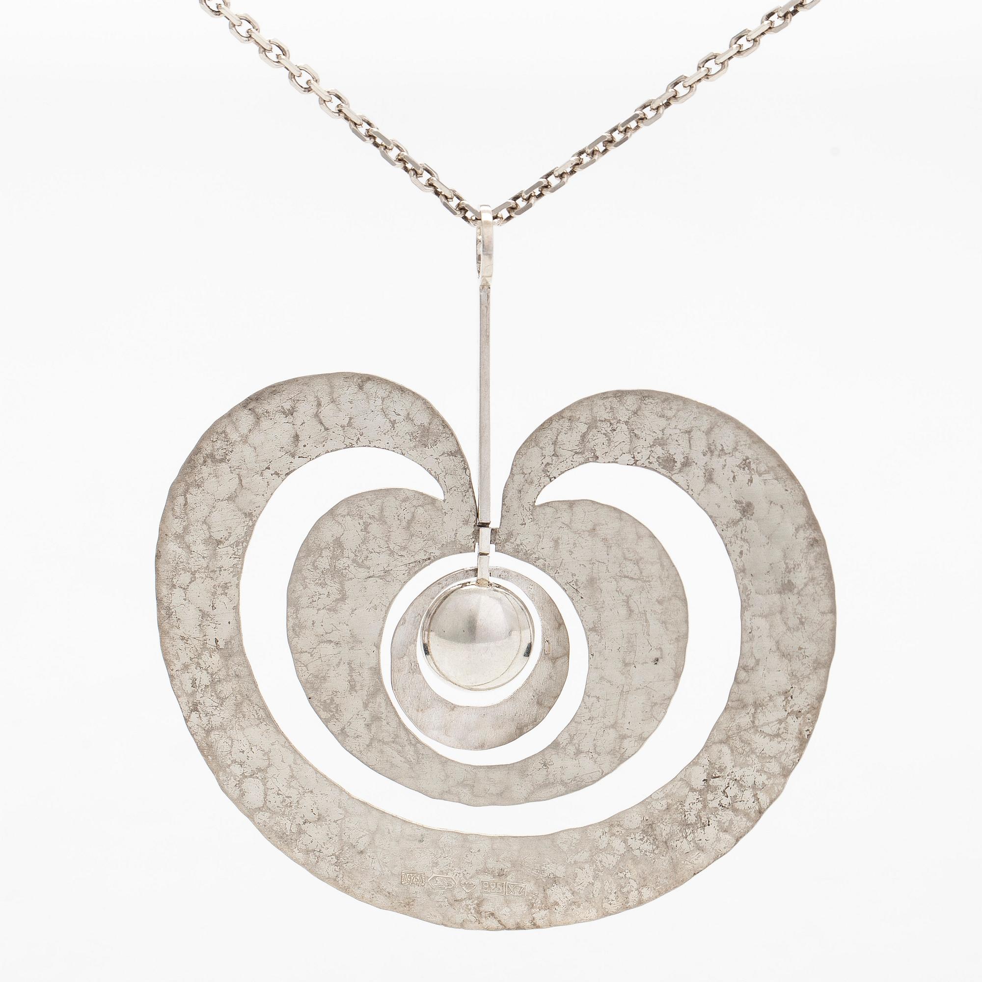 Tapio Wirkkala, kaulakoru, "Omena", hopeaa, Kultakeskus 1975.