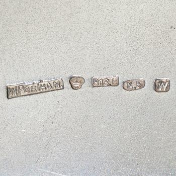 AFTONVÄSKA, silver, W. Porthan, Viborg 1918 och CIGARETTETUI, silver, 1900-talets första hälft. Sammanlagd vikt 446 g.