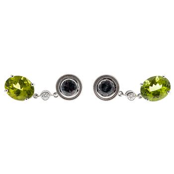 412. KORVAKORUT, 14K valkokultaa. Peridootit 6.39 ct, lilat safiirit 1.45 ct, Briljanttihiotut timantit 0.10 ct. W/vs.