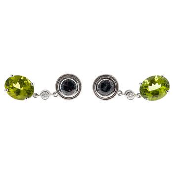 412. ÖRHÄNGEN, 14K vitguld. Peridoter 6.39 ct, lila safirer 1.45 ct, Briljantslipade diamanter 0.10 ct. W/vs.