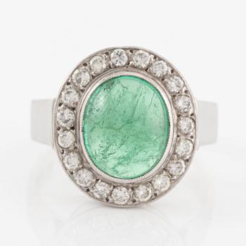 Ring 18K vitguld med en cabochonslipad smaragd och runda briljantslipade diamanter.