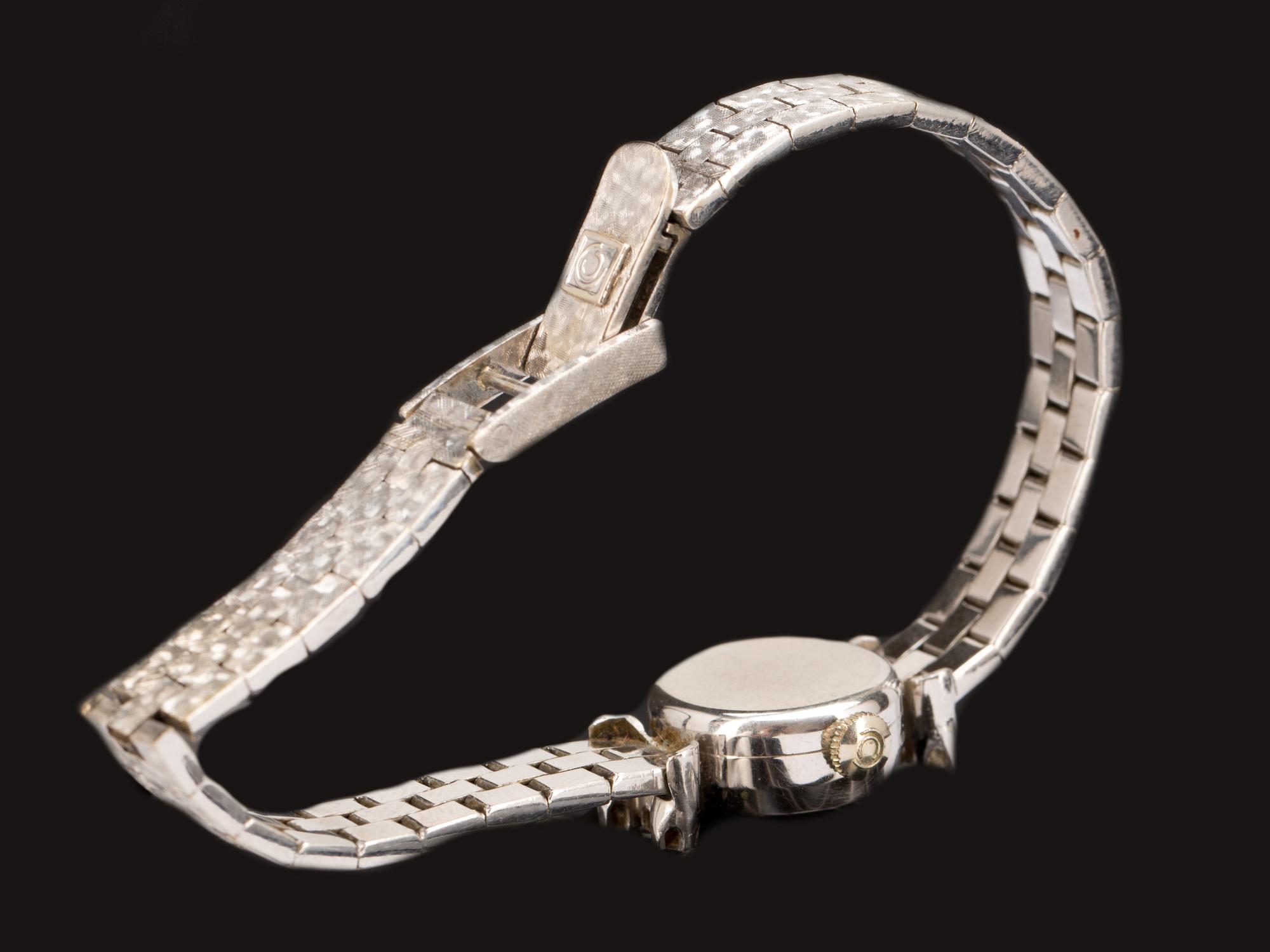 ARMBANDSUR, 18k vitguld med 6 briljantslipade diamanter ca 0,12ct. Certina 1970-tal. Vikt ca 28g.