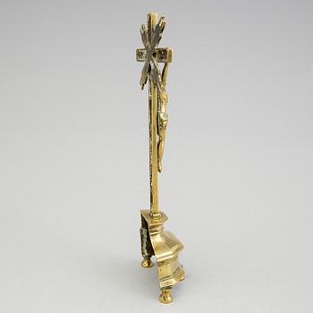 AN 18TH CENTURY BRONZE CRUCIFIX.