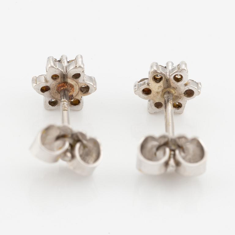 Örhängen, ett par. 18K vitguld med små diamanter och safirer.