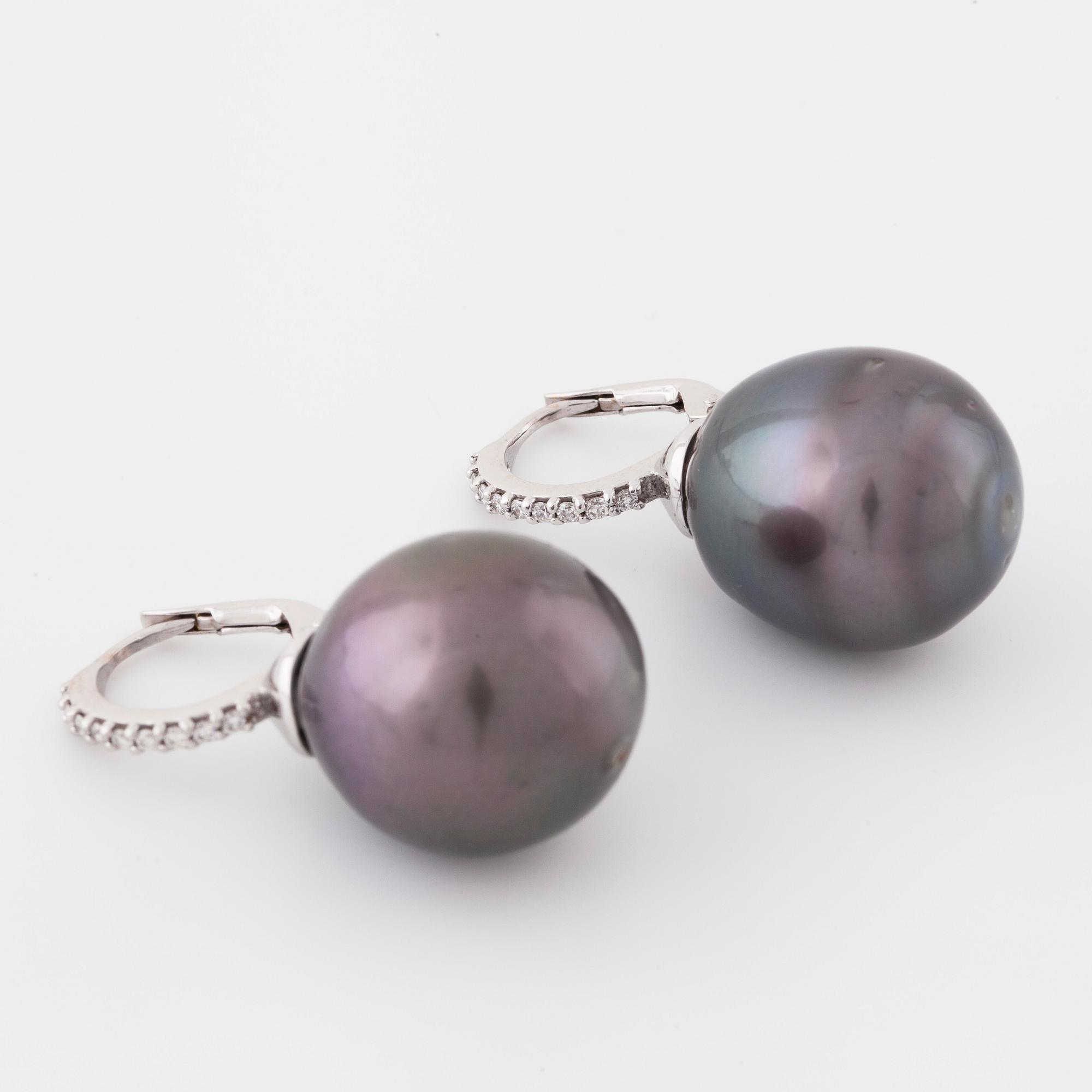 ÖRHÄNGEN, med odlade Tahitipärlor och briljantslipade diamanter totalt ca 0.18 ct.