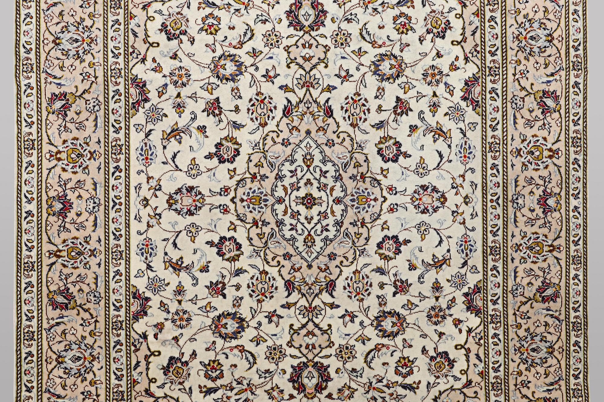 A carpet, Kashan, ca 298 x 197 cm.