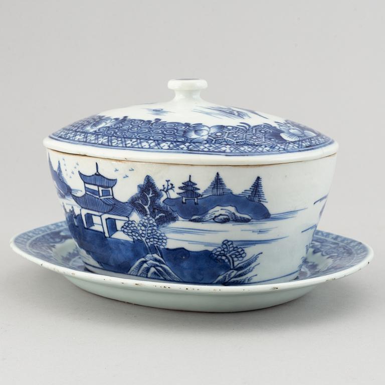 A blue and white bowl with cover and dish, Qing dynasty, Qianlong (1736-95).