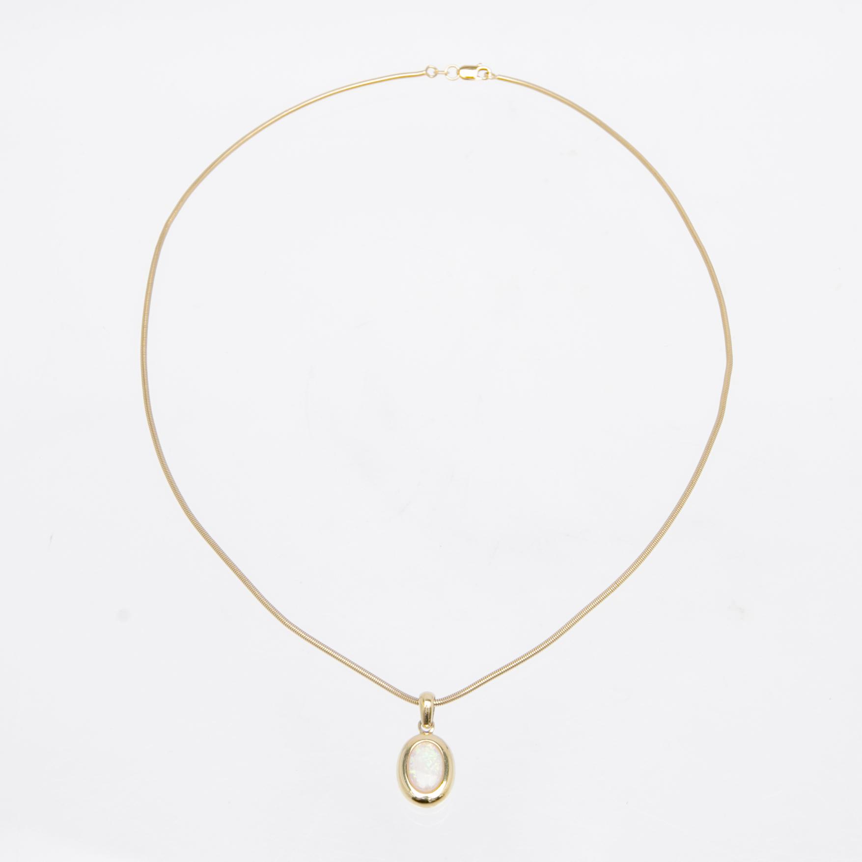 Necklace, 18k gold with opal.