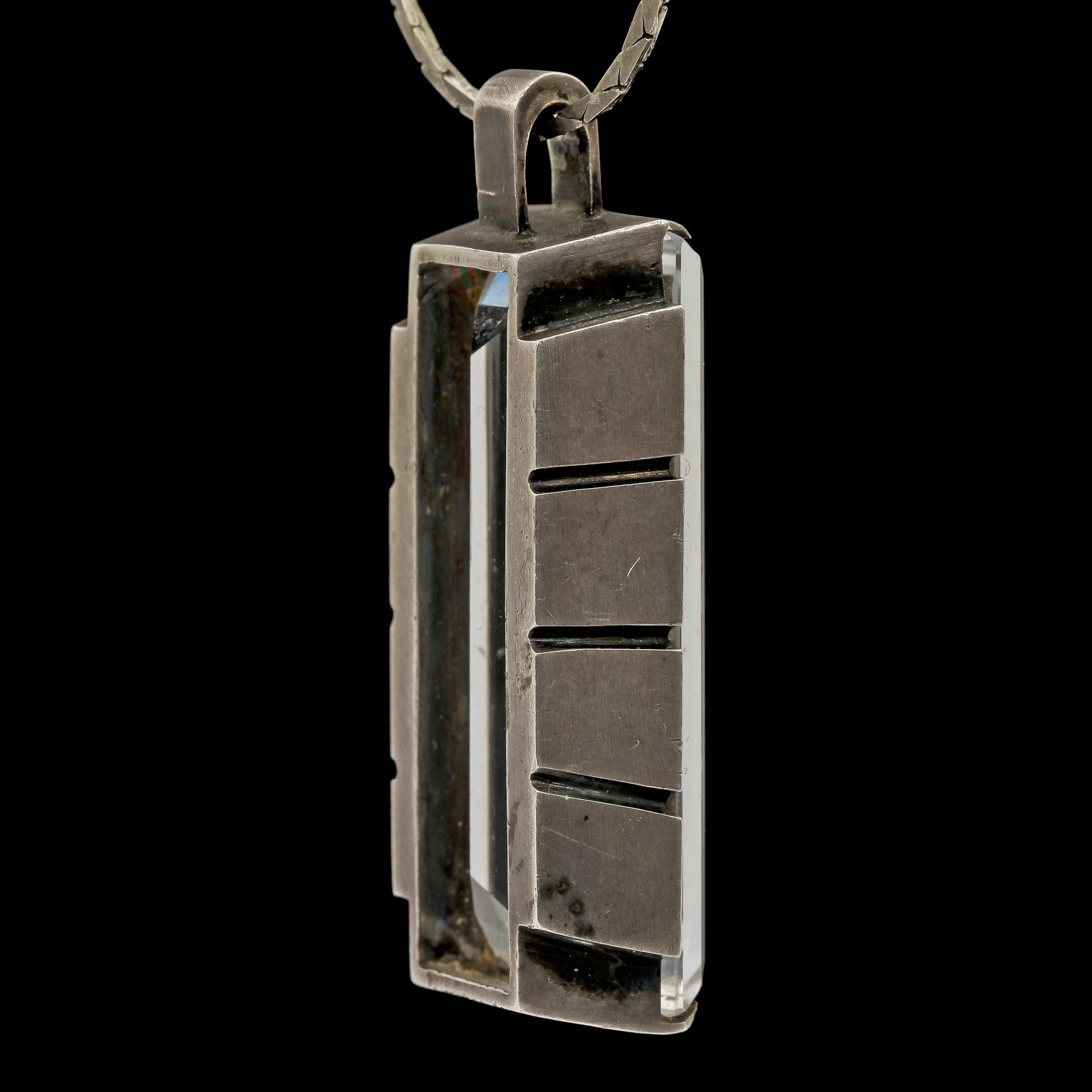 HÄNGE, silver med fasettslipad bergskristall, Per Emilsson, Lomma, 1941. Vikt 34 g.