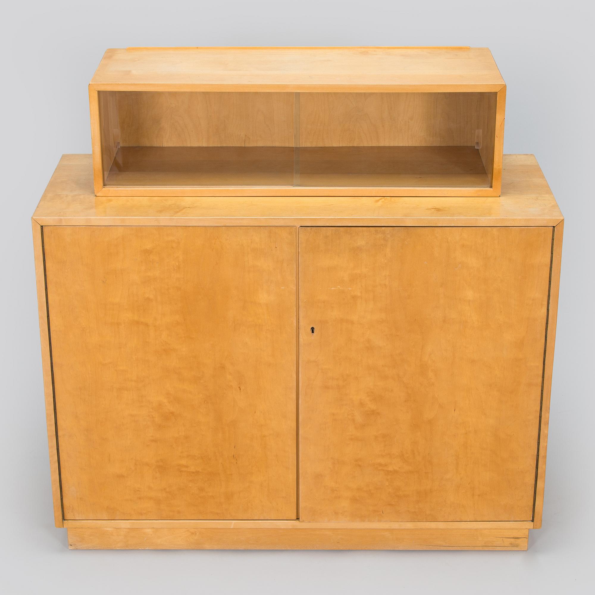 Aino Aalto, kaappi, malli 808 ja vitriini, malli 214 O.Y. Huonekalu- ja Rakennustyötehdas A.B. 1950-luvun alku.