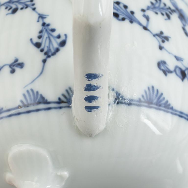 Gräddanna med lock, porslin, "Musselmalet", Royal Copenhagen, sent 1700-tal.