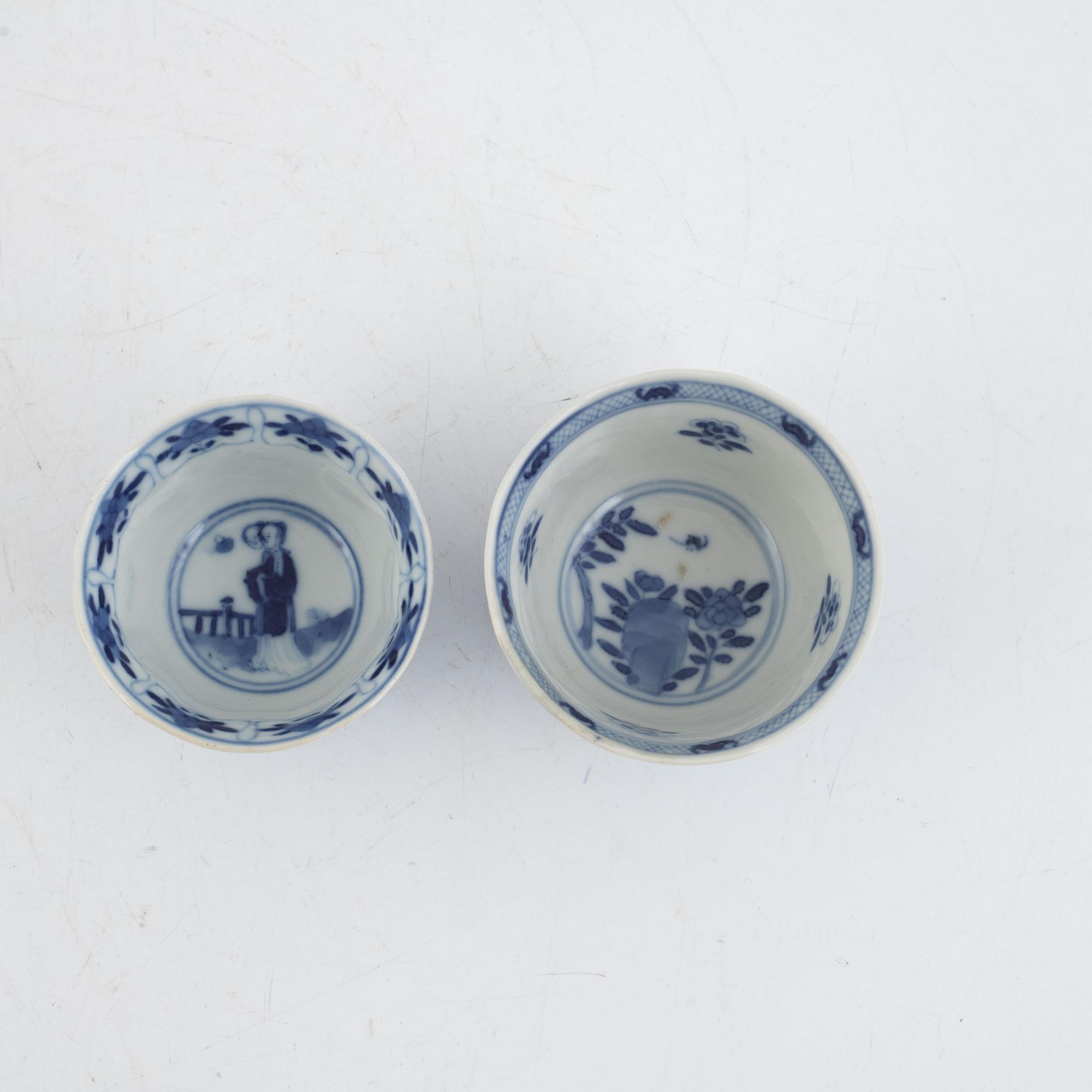 Two Chinese blue and white porcelain cups with saucers, Qing dynasty, Kangxi (1662-1722).