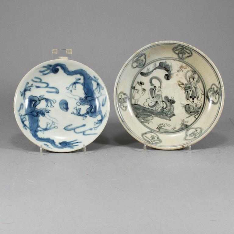 TALLRIKAR, ett par, porslin, Kina, varav en Ming (1368–1644) samt en Qing dynastin, 1800-tal.