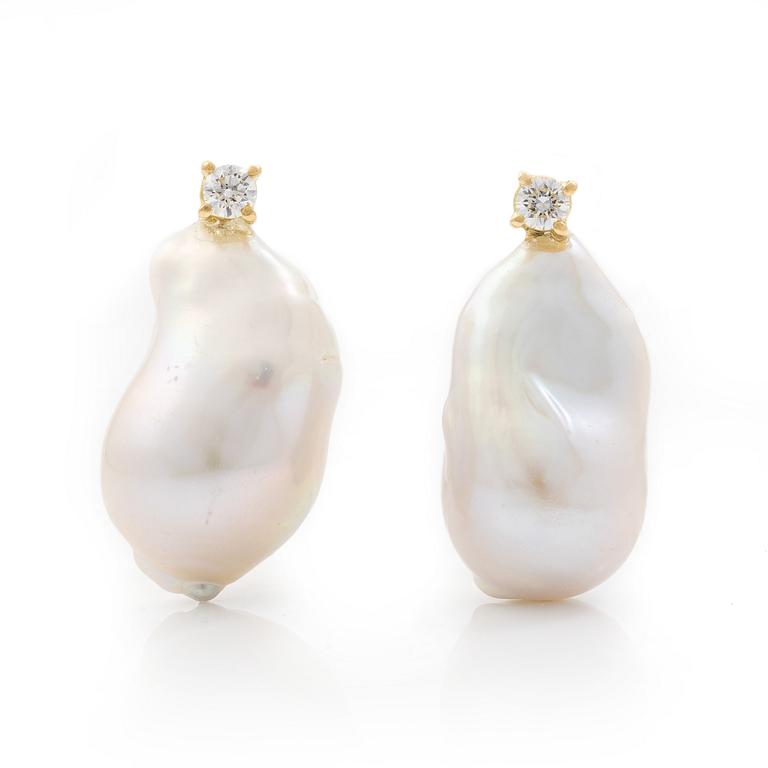 Earrings in 18K gold with cultured baroque-shaped freshwater pearls and brilliant-cut diamonds.