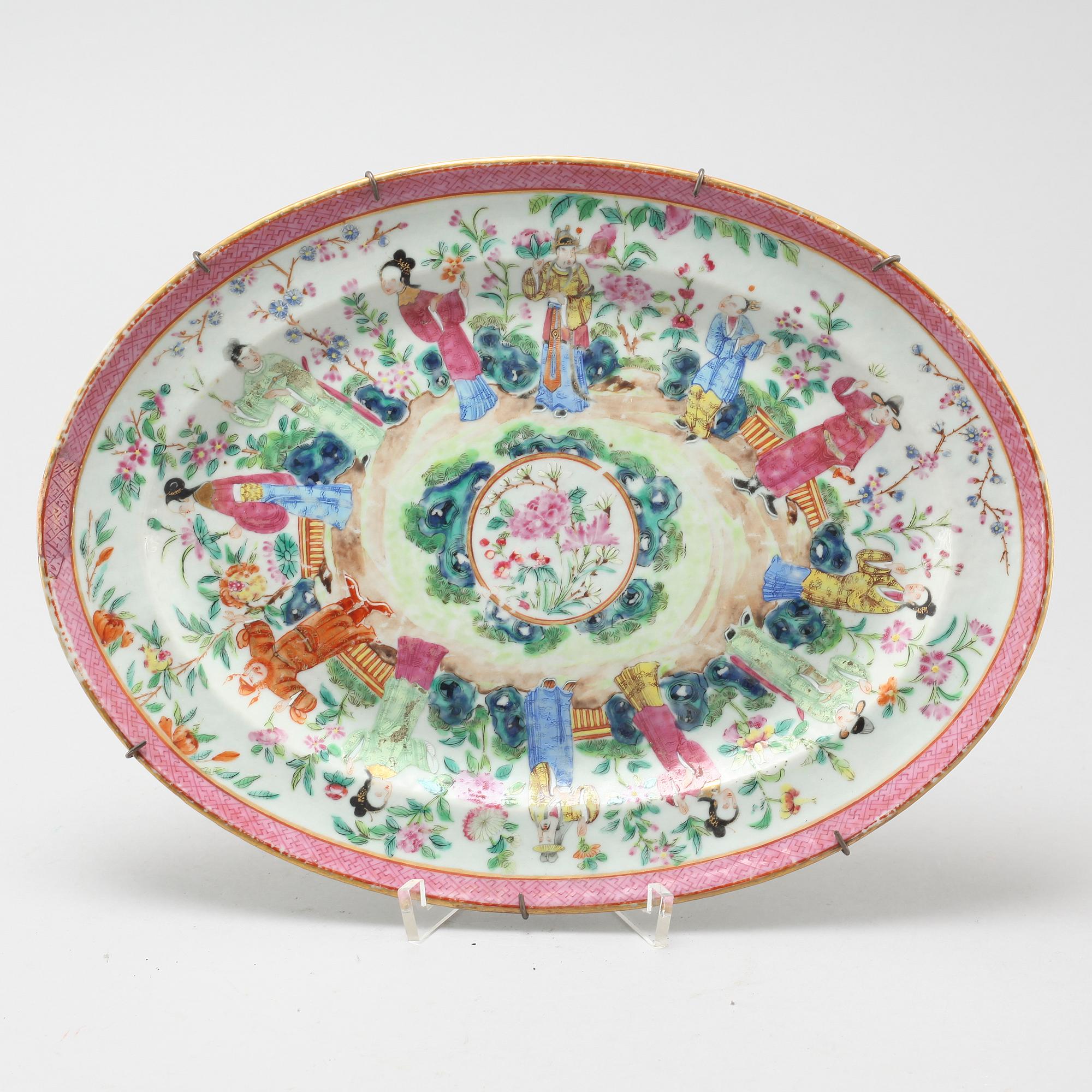 A chinese Canton porcelain plate, 1800-tal.