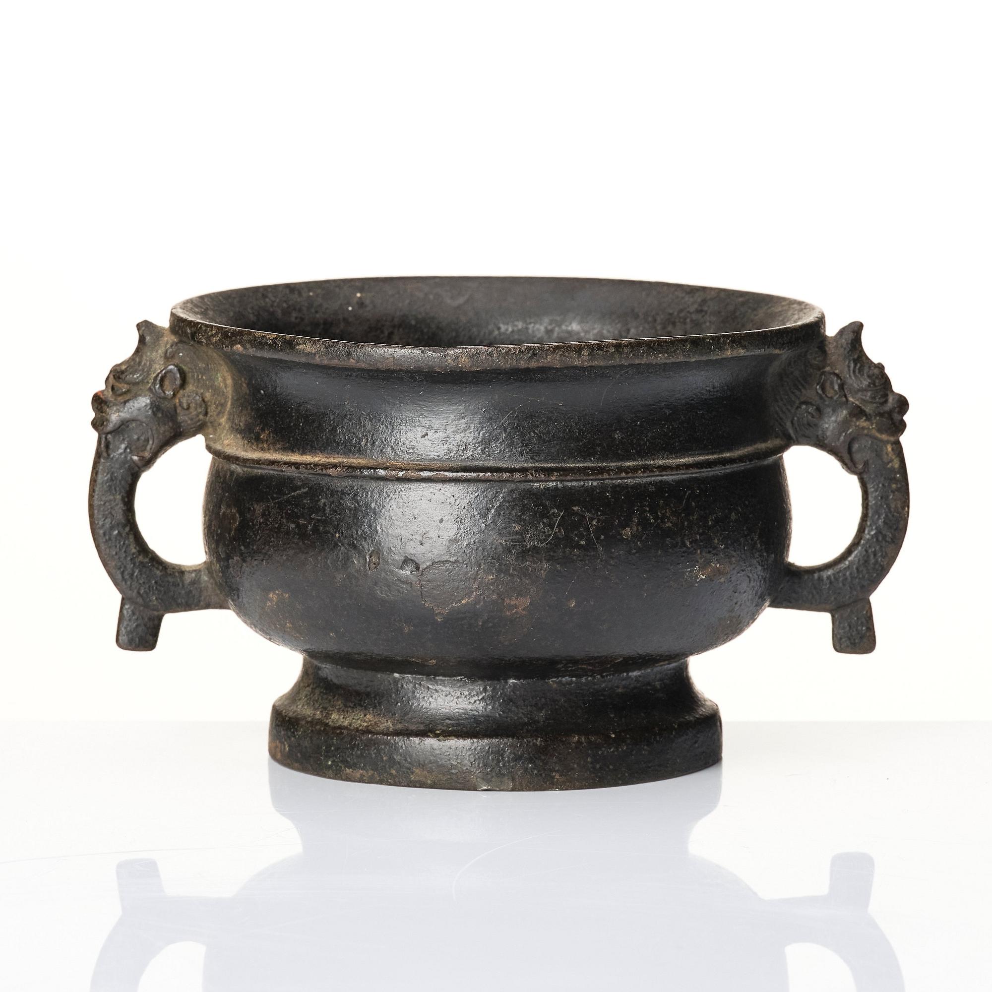 A bronze censer, late Ming dynasty (1368-1644).