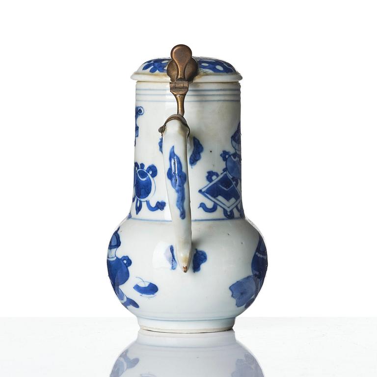 Kanna med lock, porslin. Qingdynastin, Kangxi (1662-1722).