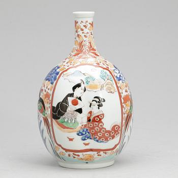 SAKEFLASKA, porslin, Japan, 1900-talets första hälft.