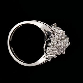 RING, 18k vitguld med briljantslipad diamanter tot ca1,25ct. 2000-tal. Vikt 6,9g.