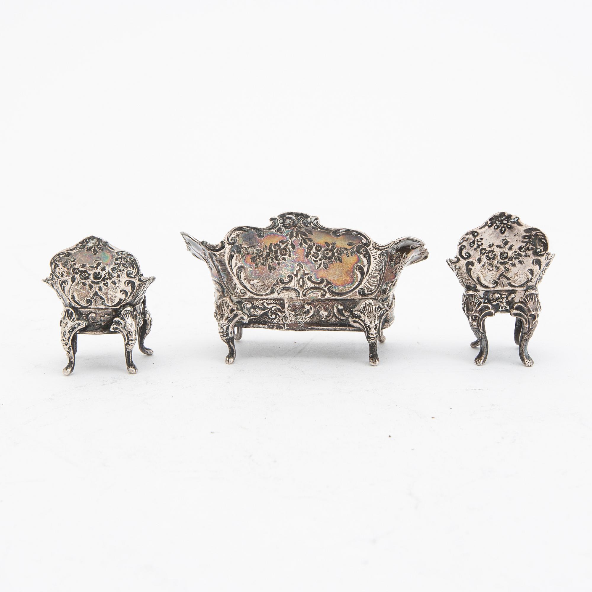 An early 20th century set of eight miniature furnitures in silver, weight 158 grams.