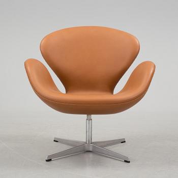A Danish Arne Jacobsen "Svanen" armchair for Fritz Hansen, 1900-talets andra hälft.