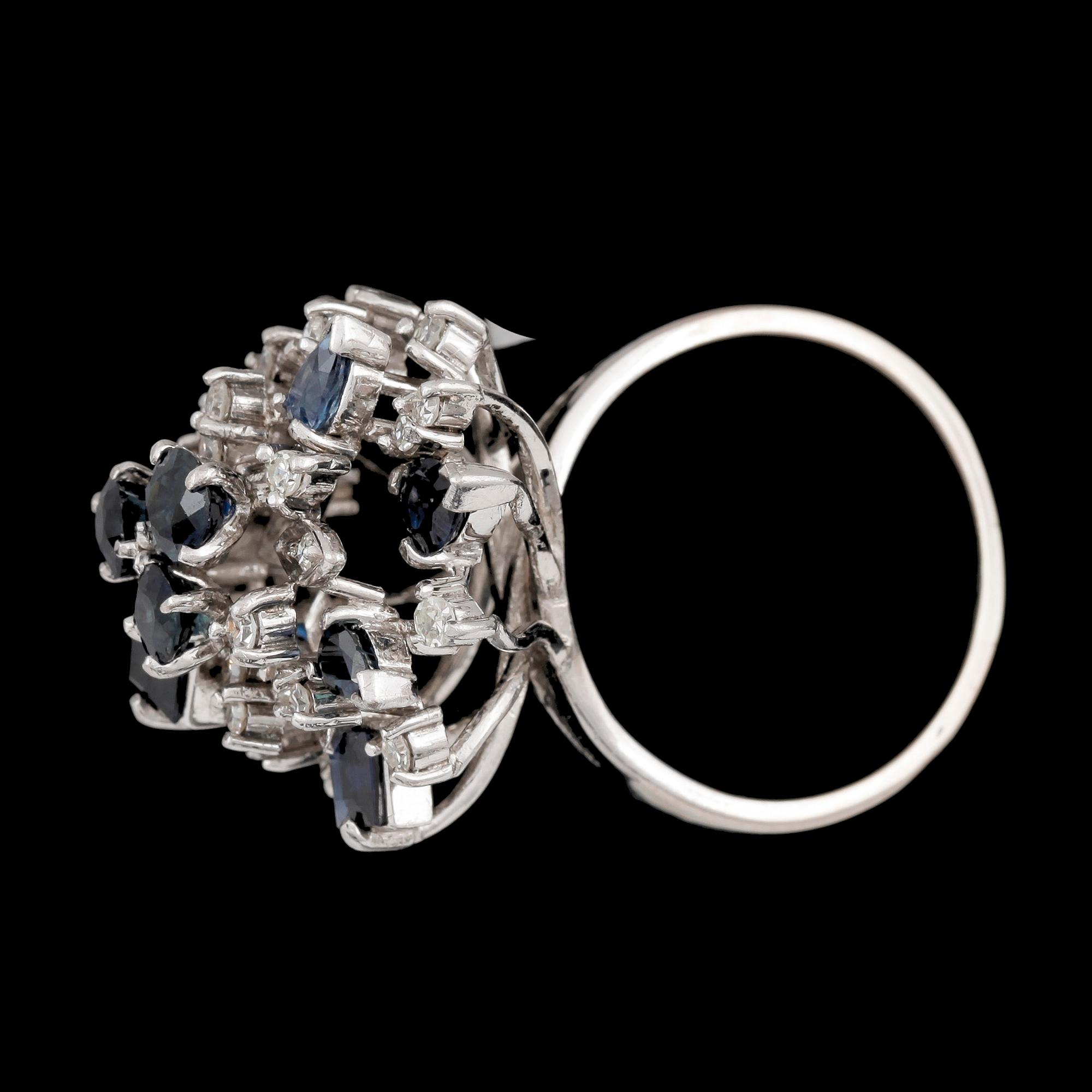 RING, 18k vitguld med olika slipade safirer och åttkantsslipade diamanter. Tot vikt 8,1g.