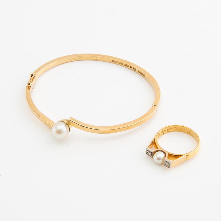 Bracelet and ring, 18k gold with pearls and brilliant-cut diamonds.