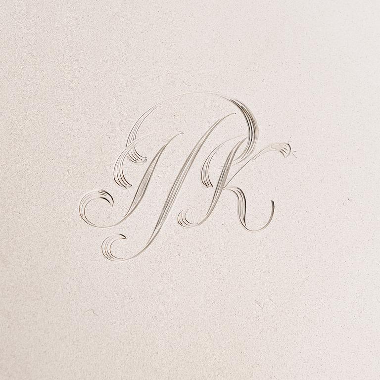 Hopealautasia, 24 kpl, presidentti J.K. Paasikiven monogrammilla, Kultakeskus, Hämeenlinna 1950. Alkuperäislaatikossa.