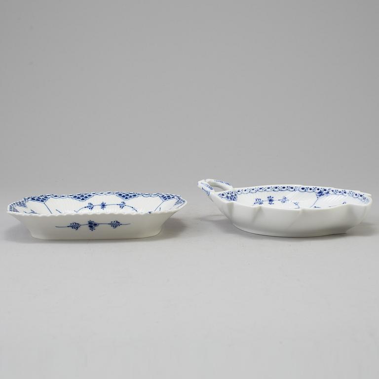 SERVIS, 44 delar, porslin, "Musselmalet", Royal Copenhagen, Danmark.