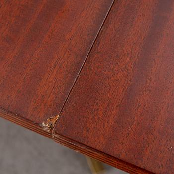 Dining table, England, second half of the 20th century.