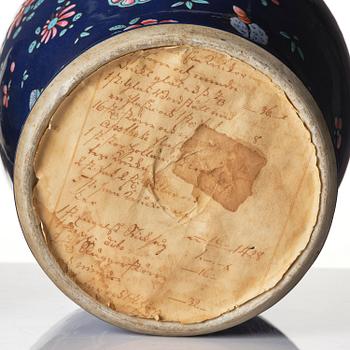 Urnor med lock, ett par, porslin. Qingdynastin, 1700/1800-tal.