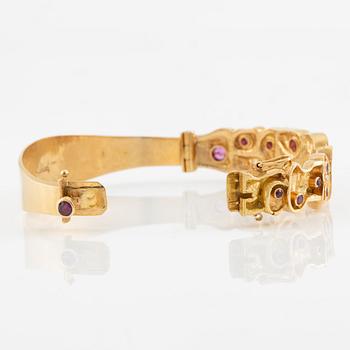 Bracelet, Robbert, 18K gold with red stones. Trosa 1971.