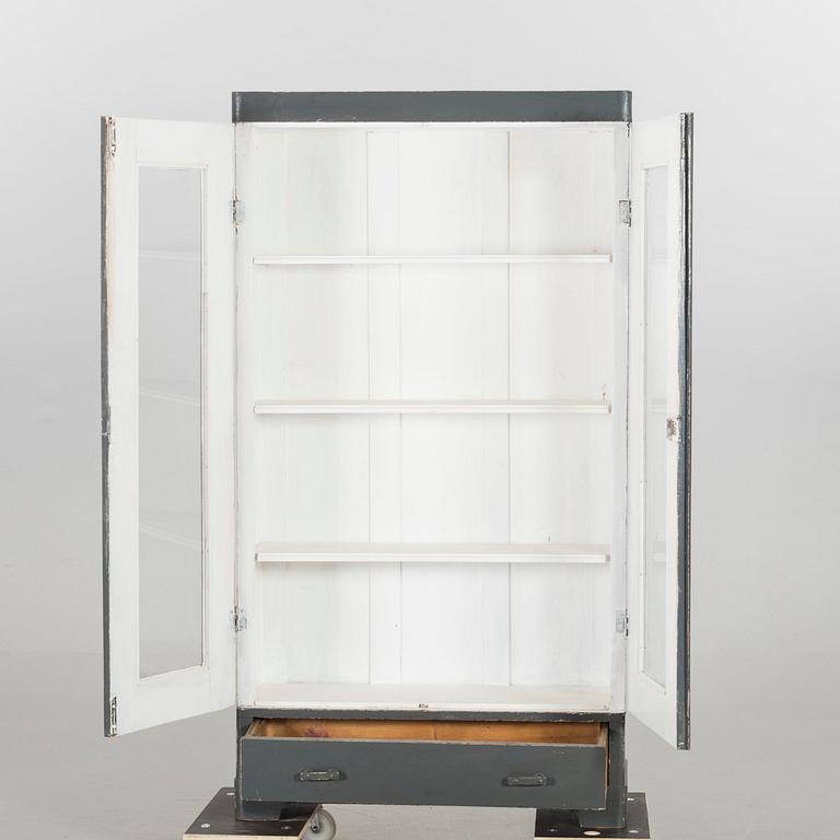 A CUPBOARD, FIRST HALF OF 20TH CENTURY,