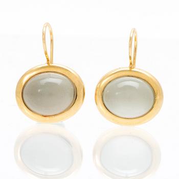 A pair of 18K gold earrings "Emeli" with cabochon-cut moonstone from Ole Lynggaard.