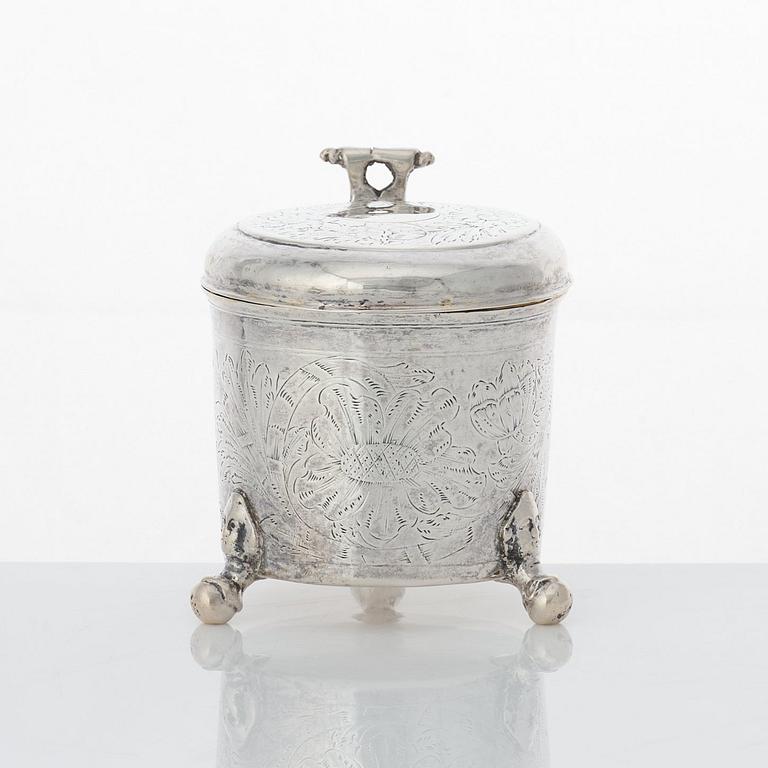 Miniatyrdryckeskanna, dubbelslagen mästarstämpel, möjligen för Johan Wefwer (verksam i Linköping 1672-1705). Senbarock.