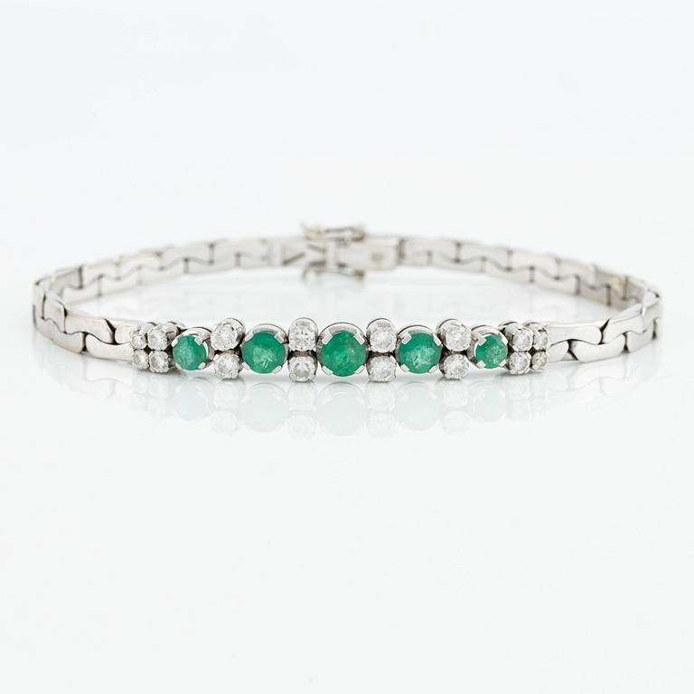 Bracelet in 18K white gold with emeralds and brilliant-cut diamonds.