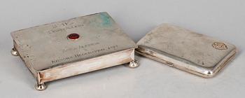 CIGARILLSKRIN samt ETUI, silver, det ena med otydliga svenska stämplar, 1923. Total silvervikt 391 g.