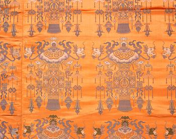 A Chinese silk bed spread/drapery, late Qing dynasty, circa 1900.