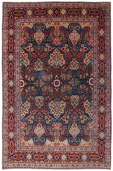 392. A semi-antique Kerman / Yazd carpet, ca 496 x 322 cm.