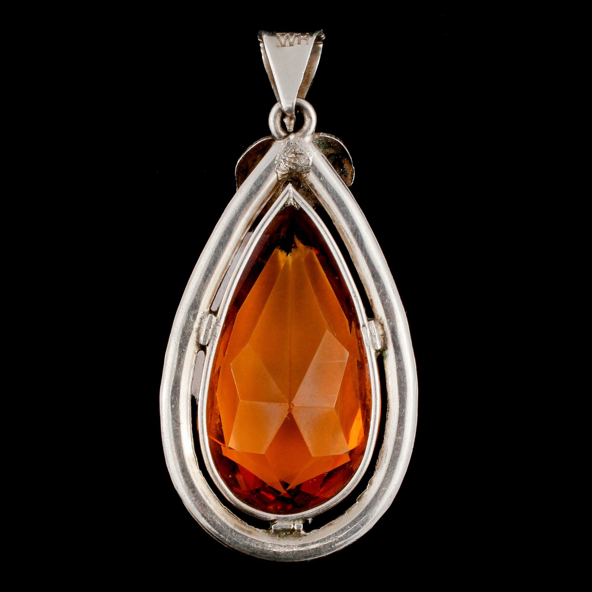 HÄNGE, silver samt bärnsten, troligtvis Danmark, stämplat WH, 1900-talets andra hälft. Vikt 8 g.