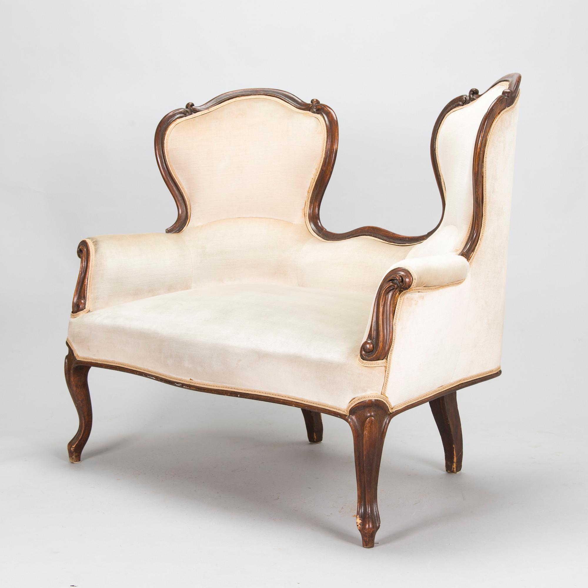 Soffa, s k fästmanssoffa, nyrokokostil, 1800-talets slut.