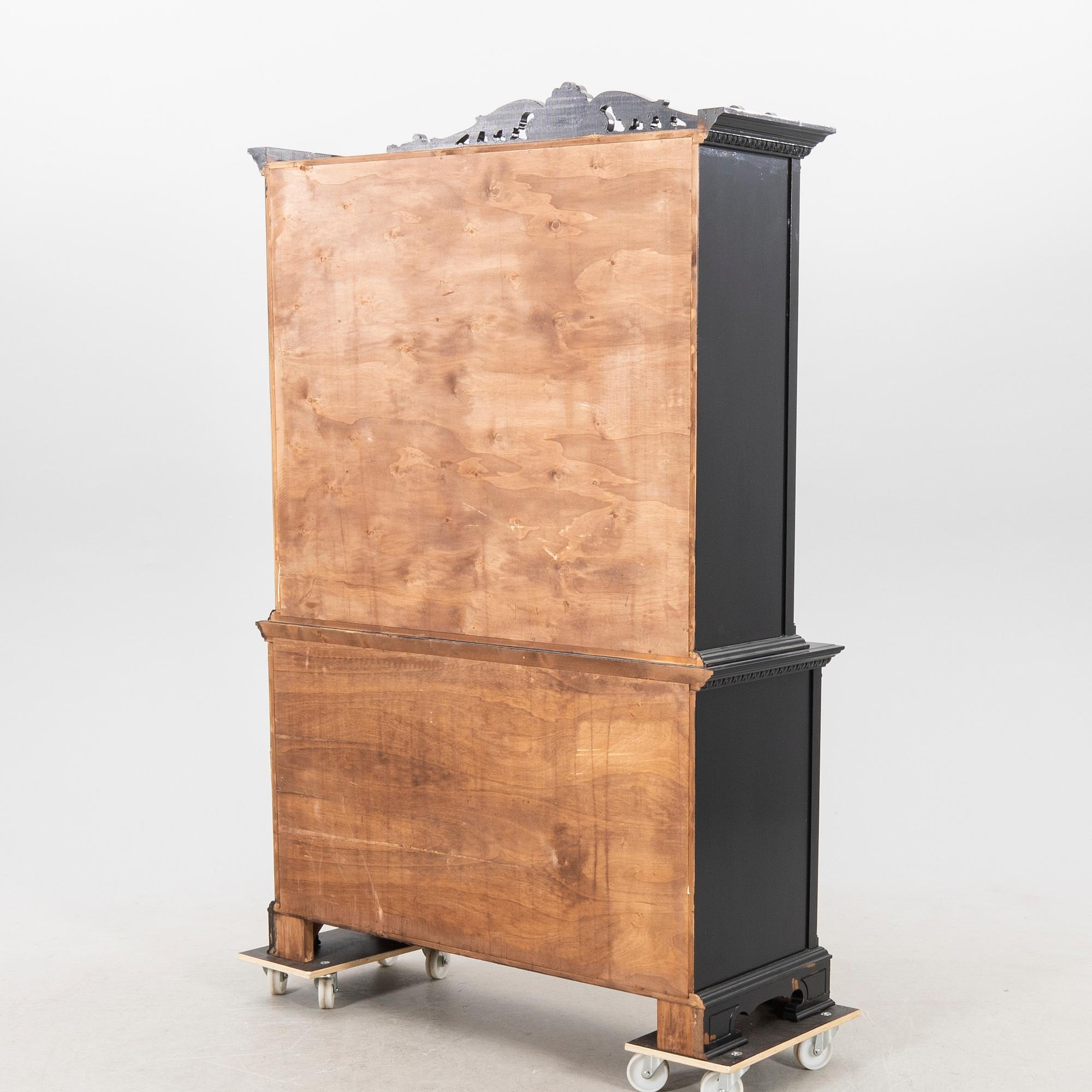 Vitrinskåp 1900-talets första hälft.