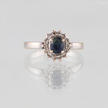 RING, 18K vitguld med blå safir samt briljantslipade diamanter.Vikt 3,5 gram.