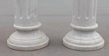 PIEDESTALER, 1 par, marmor, 1900-talets andra hälft.
