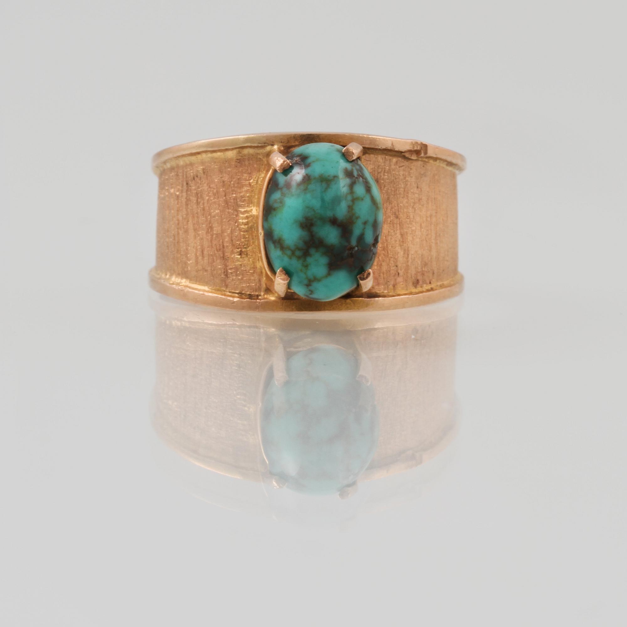 RING, 18K guld med cabochonslipad turkos. Vikt 3,9 gram.